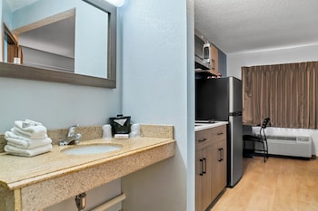 Studio, 1 King Bed, Accessible, Non Smoking (Roll-In Shower)