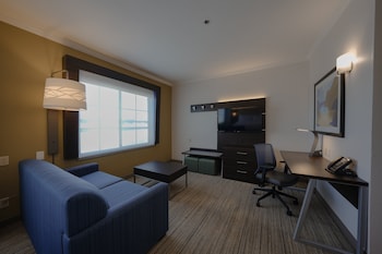 Suite, 1 King Bed, Accessible Bathtub (Mobility)