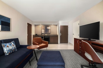 Studio, 1 King Bed with Sofa bed, Hearing Accessible, Balcony