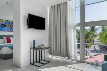 Suite, Balcony (Rockstar)