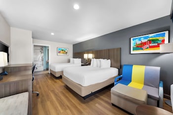 Standard Room, 2 Queen Beds, Accessible, Bathtub