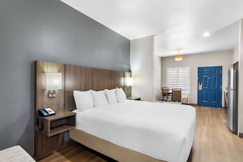 Suite, 1 King Bed, Accessible, Kitchenette (with Sofabed)