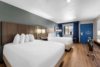 Standard Room, 2 Queen Beds, Accessible, Bathtub