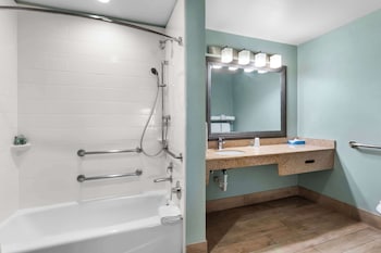 Standard Room, 2 Queen Beds, Accessible, Bathtub