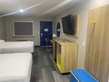 Room, 2 Queen Beds, Non Smoking