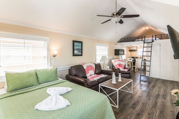 Standard Loft Cottage (Pets Allowed,  Linens Include)