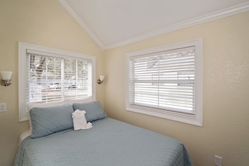 Premium Loft Cottage 2 Bedroom (No Pets, Linens Include)