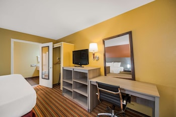 Standard Room, 1 King Bed, Smoking, Refrigerator & Microwave