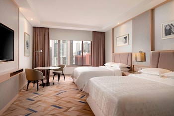 Club Room, 1 King Bed, City View