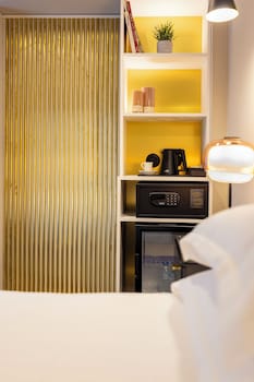 2 Adjacent Rooms