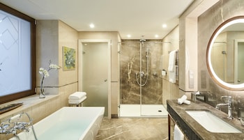 Premium Room, 1 King Bed, Corner