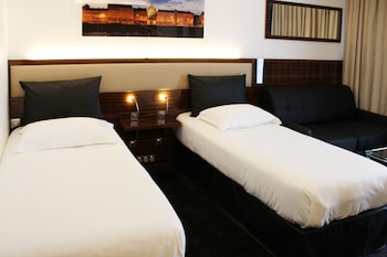 Chambre DELUXE avec lits jumeaux et canapé-lit pour enfant de 12 ans maximum