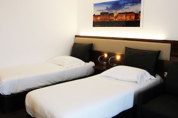 Chambre DELUXE avec lits jumeaux et canapé-lit pour enfant de 12 ans maximum