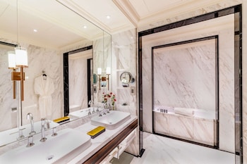 Opera View Suite - SIGNATURE LOUNGE PRIVILEGES