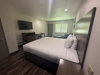 Room, 1 King Bed, Hearing Accessible, Non Smoking (Mobility, Roll-in Shower)
