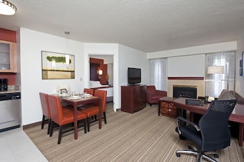 Suite, 2 Bedrooms, Fireplace (Mobility/Hearing Access, Roll-In Shwr)