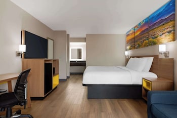 Room, 1 King Bed, Smoking
