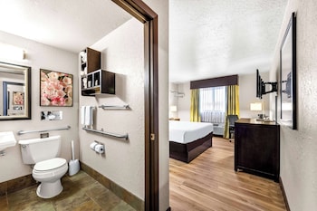 Deluxe Room, 1 King Bed, Non Smoking (1st Floor)