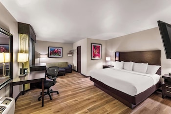 Deluxe Suite (1 King, 2 Queen Beds, 2nd Floor)