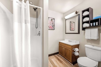 Deluxe Room, 1 King Bed, Non Smoking (1st Floor)