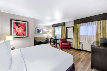 Deluxe Suite (1 King, 2 Queen Beds, 2nd Floor)
