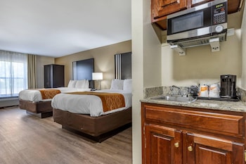 Family Suite, 2 Queen Beds (2nd Floor)