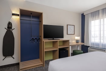 Room, 1 King Bed, Accessible (Mobility & Hearing, Roll-in Shower)