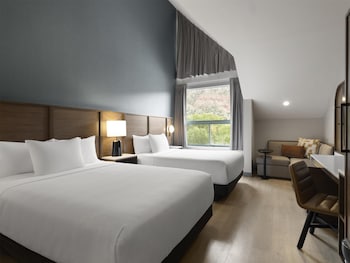 Room, 2 Queen Beds, Mountain View
