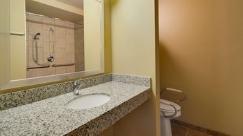 Standard Room, 1 Queen Bed, Accessible, Bathtub