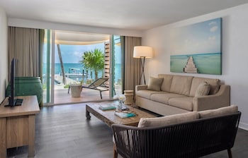 One Bedroom Oceanfront Suite Two Queens Lanai