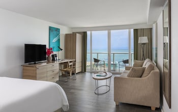 Alligator Reef Oceanfront Accessible Room King Bed