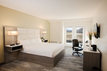 Deluxe Room, 1 King Bed (Balcony or Patio)