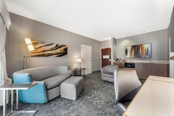 Suite, 1 King Bed with Sofa bed, Non Smoking