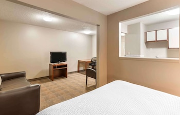 Deluxe Studio, 1 Queen Bed with Sofa bed, Non Smoking