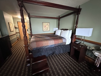 Standard Room, 1 Queen Bed, Non Smoking, Refrigerator & Microwave (Theme Room)