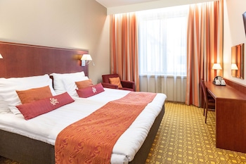 Standard Room, 1 Queen Bed (Plus)