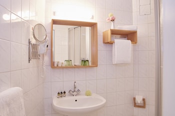 Classic Double Room (French Bed 140 x 200)