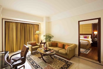 Classic Room, 1 King Bed, Smoking, Pool View