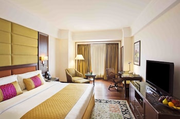 Classic Room, 1 King Bed, Smoking, Pool View