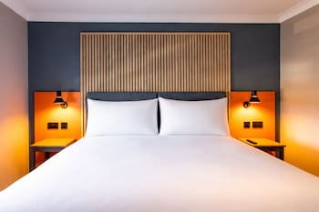 Club Room (PARKING, GYM & POOL ACCESS)