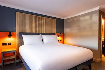 Club Room (PARKING, GYM & POOL ACCESS)