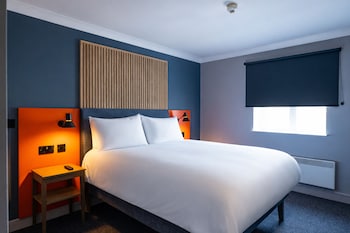 Club Room (PARKING, GYM & POOL ACCESS)