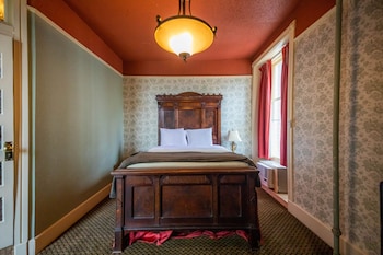 Standard Single Room, 1 Queen Bed (Victorian)