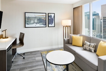 Suite, 1 King Bed with Sofa bed, City View, Corner