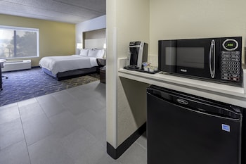 Standard Room, 1 King Bed, Pool View