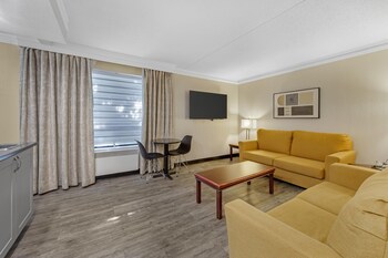 Suite, 2 Queen Beds, Non Smoking, Refrigerator