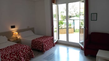 Studio (direct access to pool, 2 people)