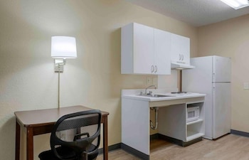 Room, 1 Queen Bed, Roll-in Shower, Non Smoking (Kitchen, Modern)