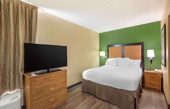 Deluxe Studio, 1 Queen Bed with Sofa bed, Non Smoking
