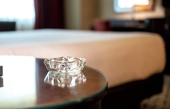 Deluxe Room, 1 King Bed, Smoking